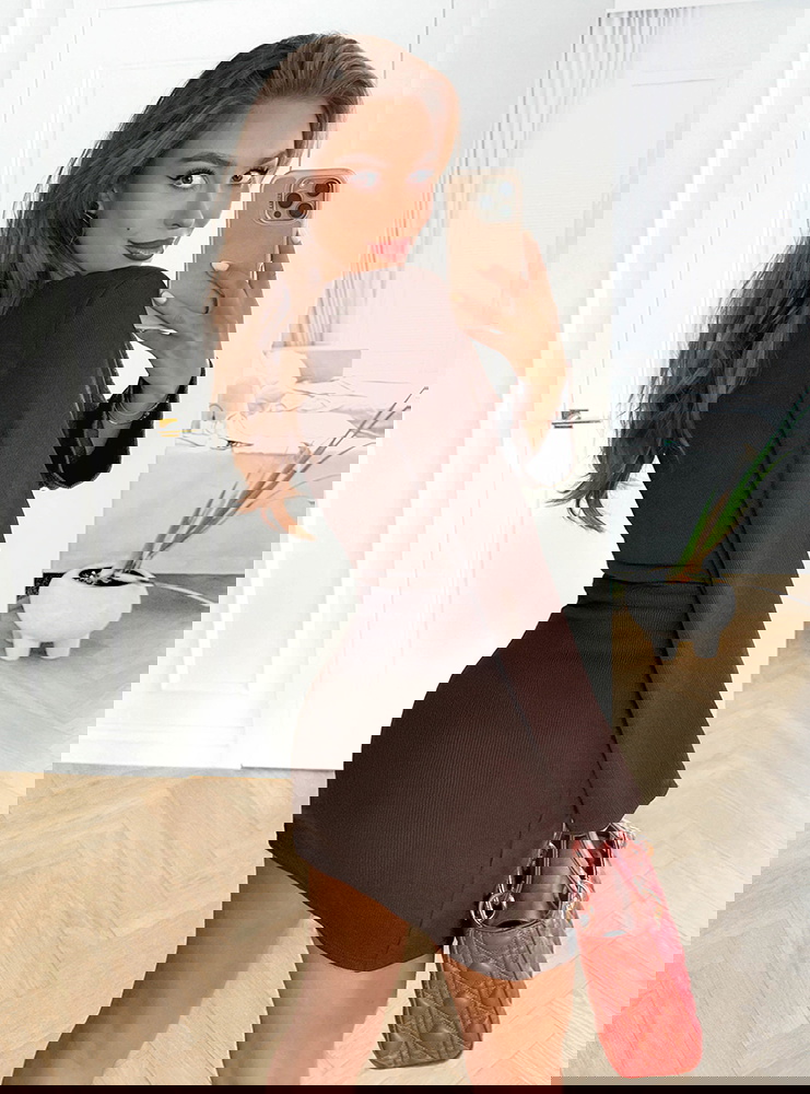 Czekoladowa prążkowana sukienka mini...