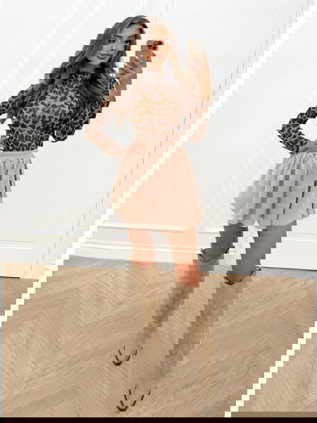 Beżowe prążkowane spodenki...