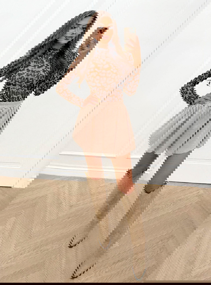 Beżowe prążkowane spodenki z gumką w...