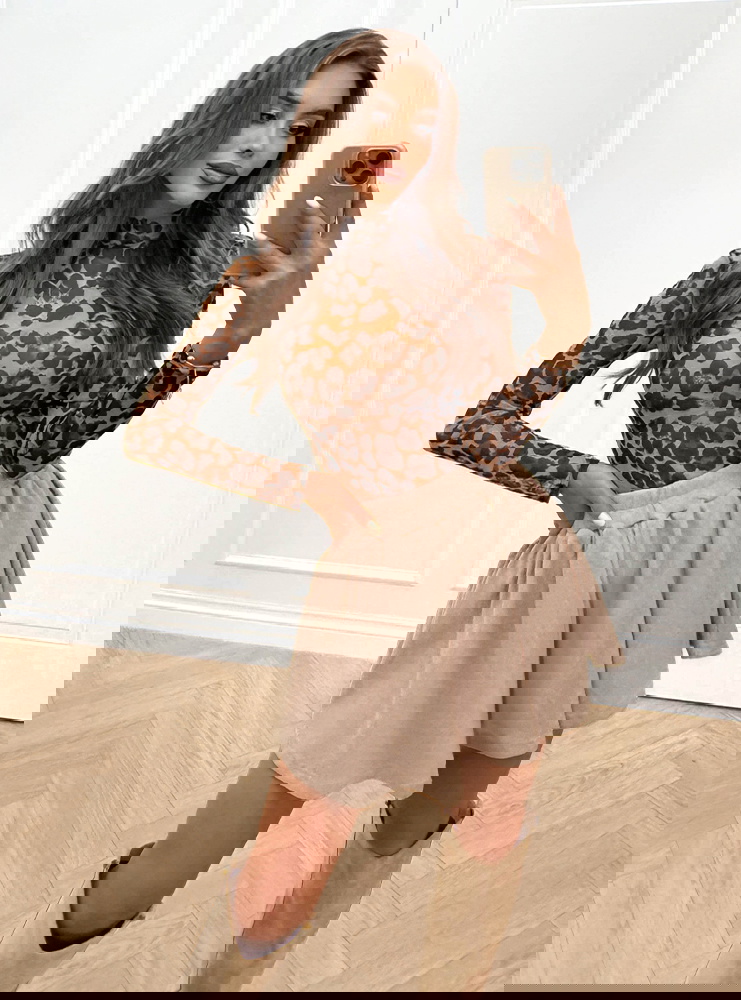 Beżowe prążkowane spodenki z gumką w...