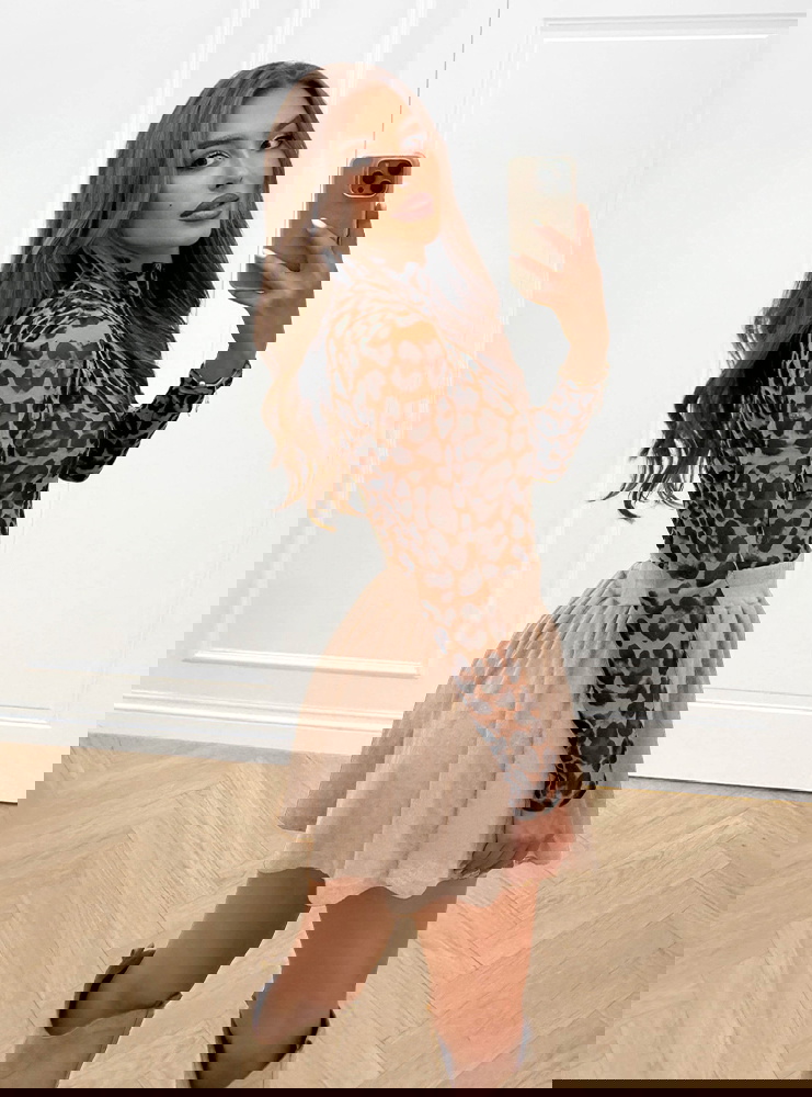 Beżowe prążkowane spodenki z gumką w...