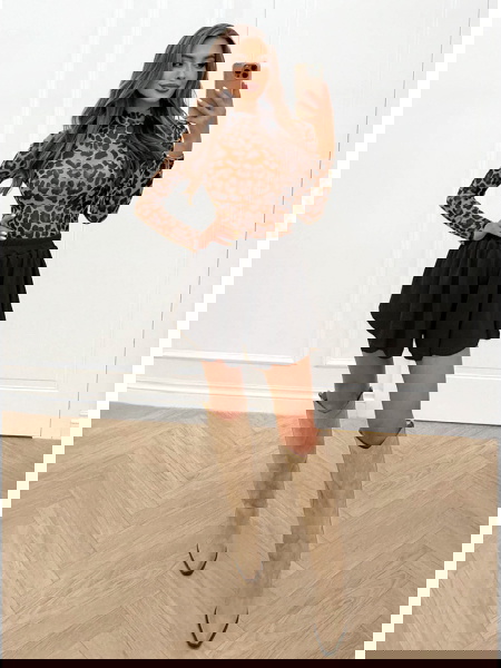 Czarne prążkowane spodenki... 2