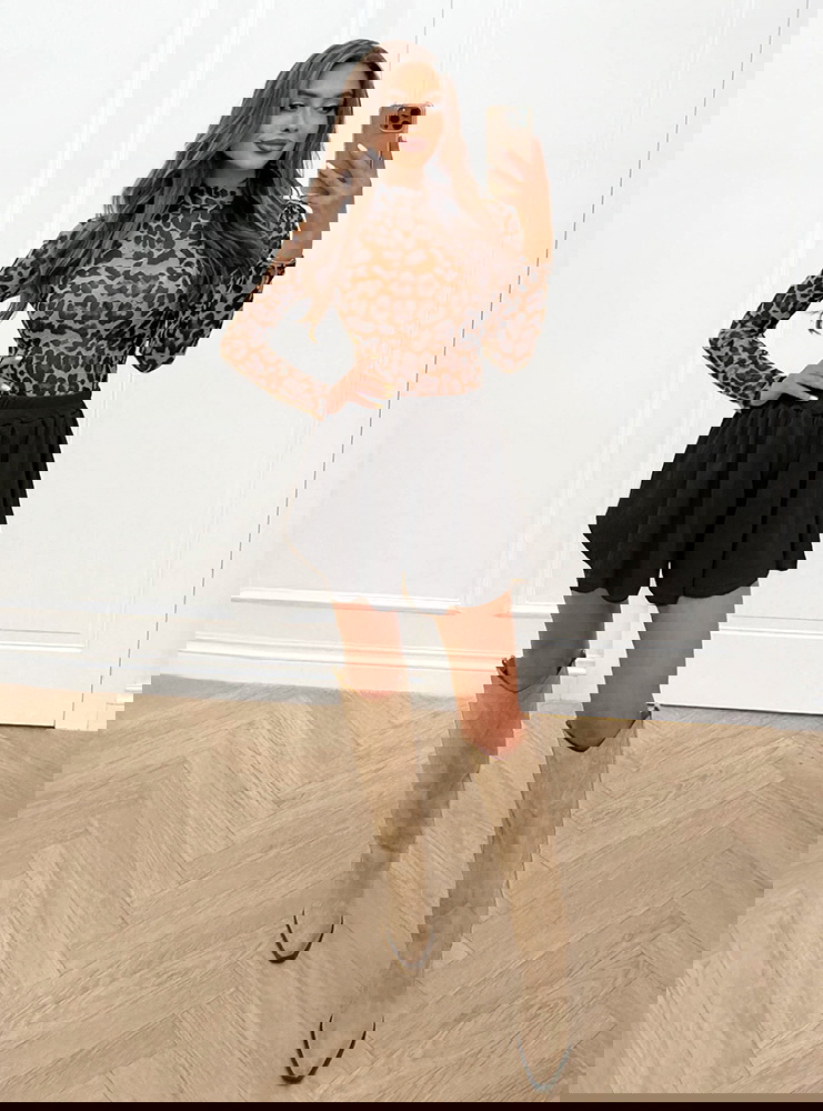 Czarne prążkowane spodenki z gumką w...