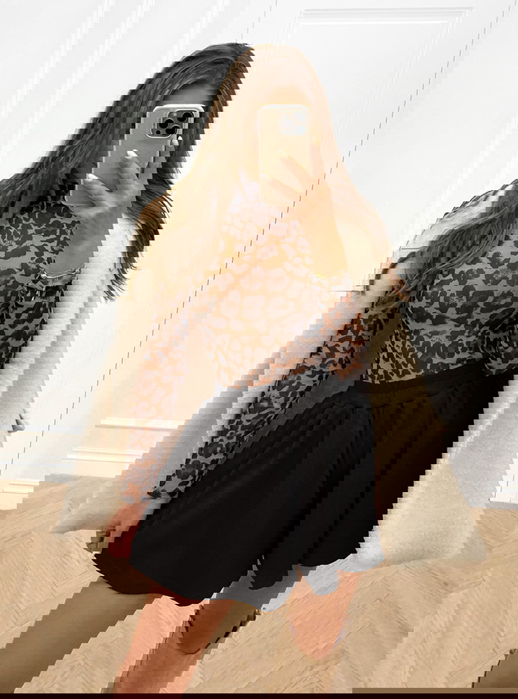 Czarne prążkowane spodenki z gumką w...