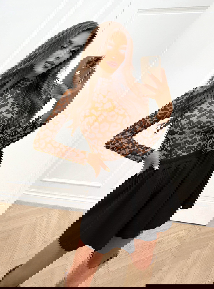 Czarne prążkowane spodenki z gumką w...