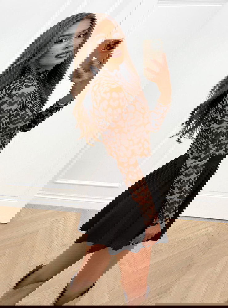 Czarne prążkowane spodenki z gumką w...