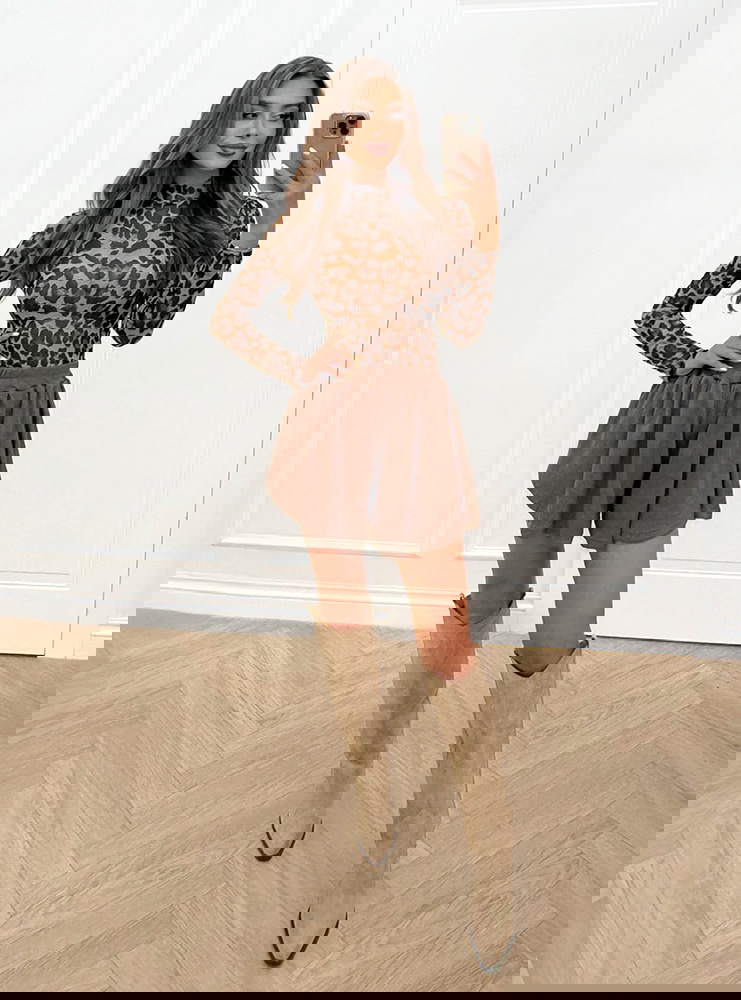 Prążkowane spodenki z gumką w pasie...