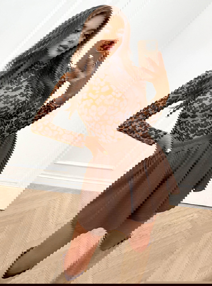 Prążkowane spodenki z gumką w pasie...