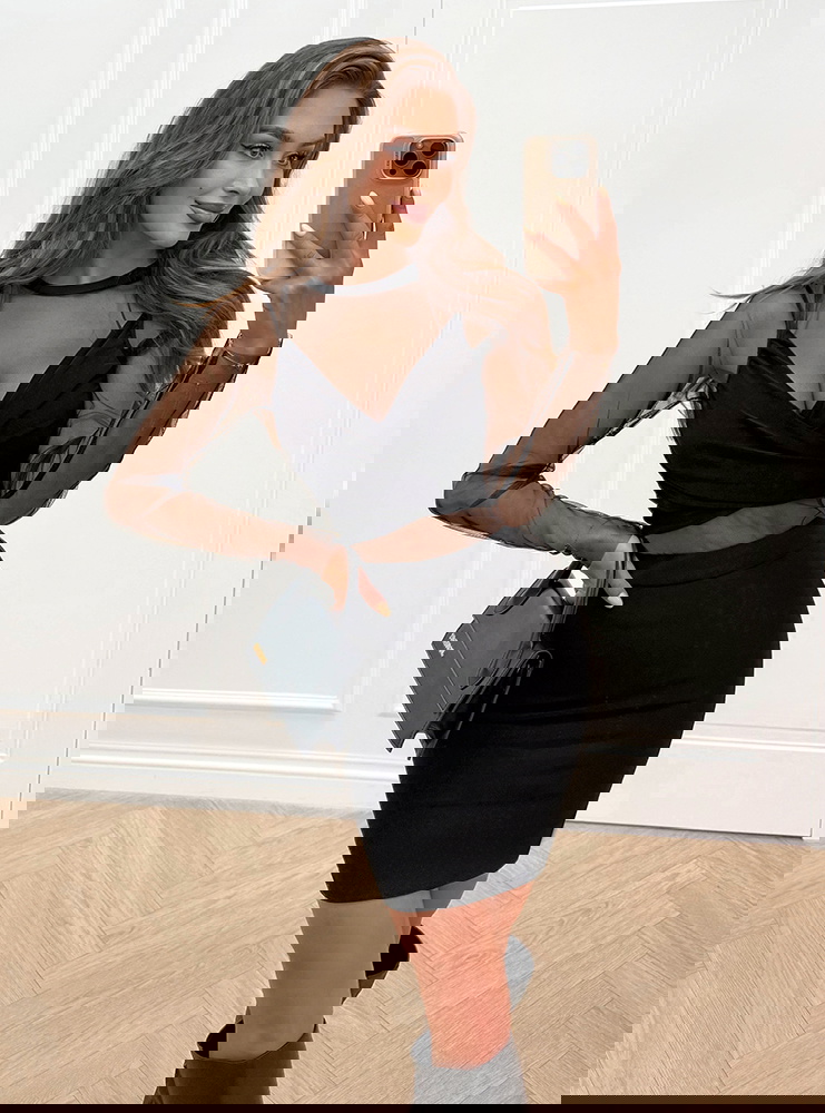 Czarna dopasowana bluzka z tiulem...