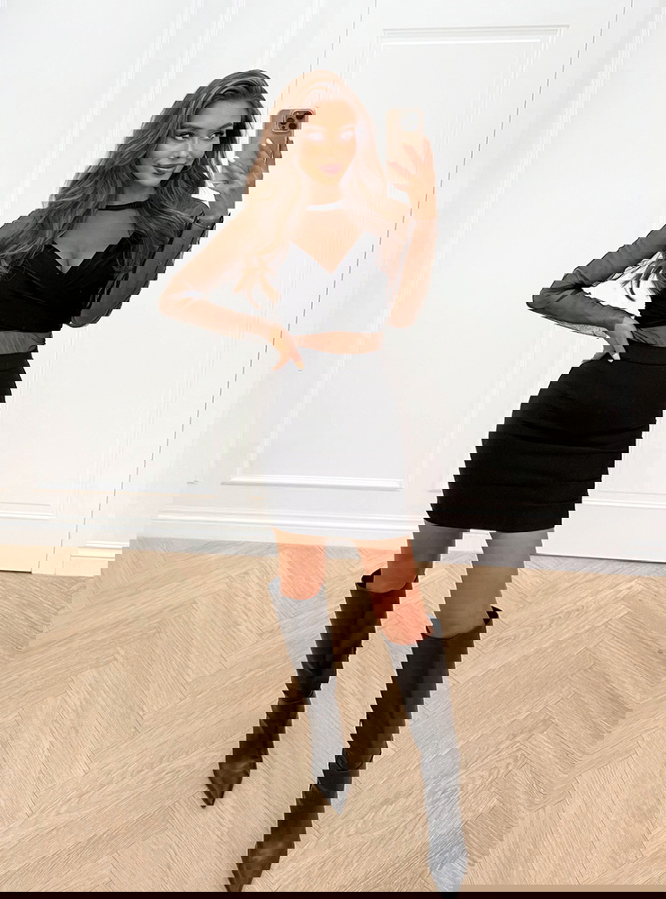 Czarna dopasowana bluzka z tiulem...