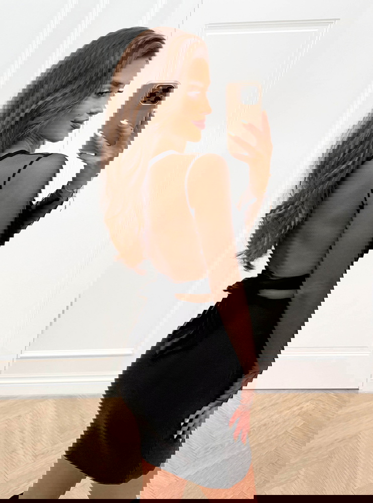 Czarna dopasowana bluzka z tiulem...