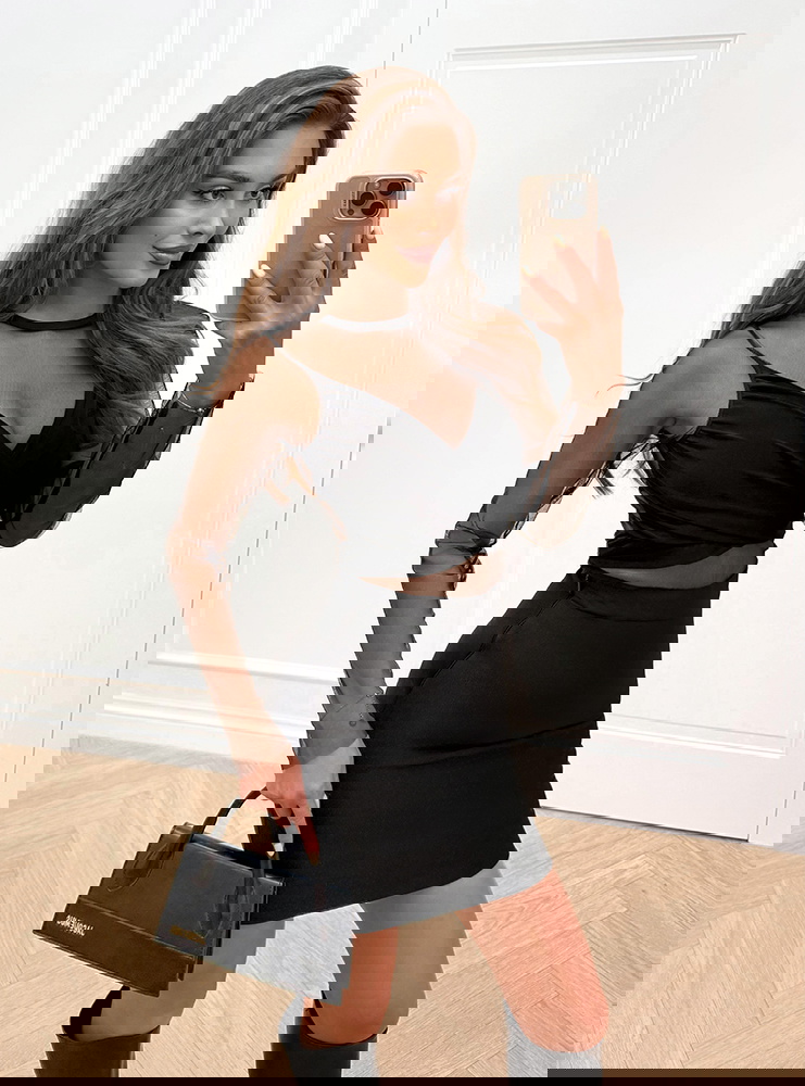 Czarna dopasowana bluzka z tiulem...