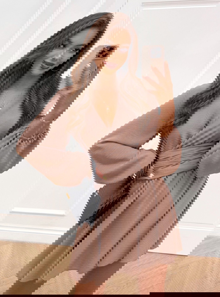 Kombinezon jak sukienka z bufiastymi rękawami Dilettia - mocha mousse