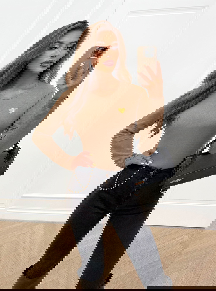 Ciemnobeżowa koszulka na długi rękaw...