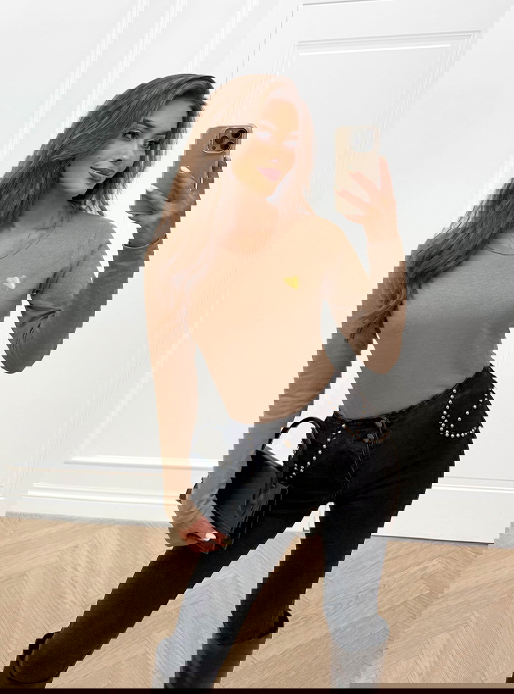 Ciemnobeżowa koszulka na długi rękaw...