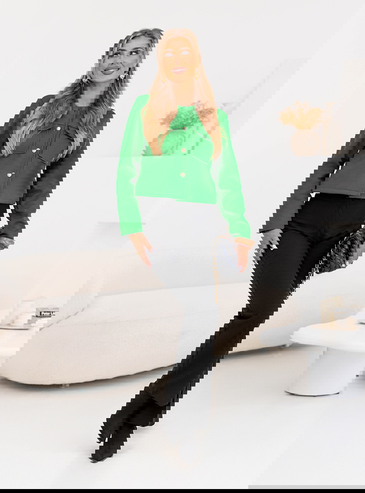 Zielona kurtka zapinana na guziki...