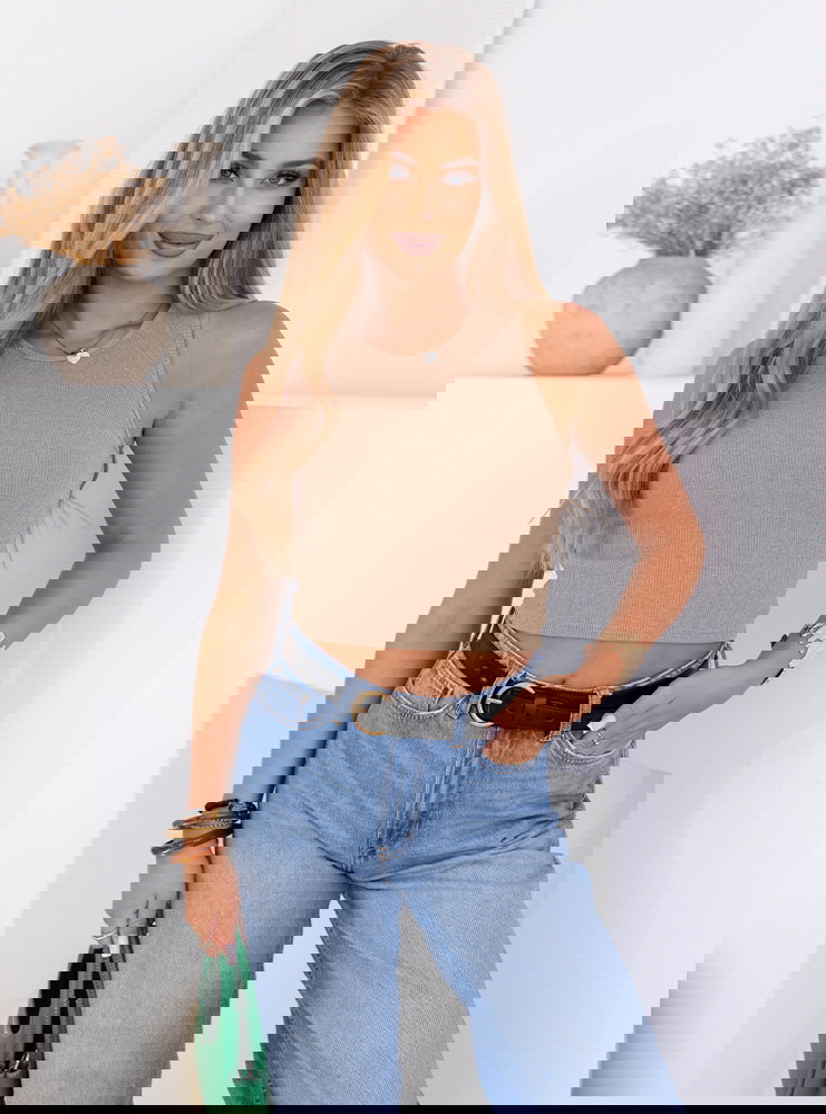 Beżowy prążkowany top na ramiączkach...