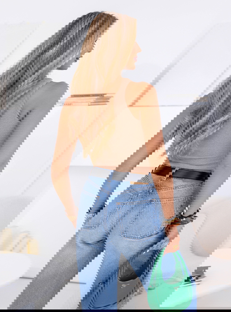 Beżowy prążkowany top na ramiączkach...