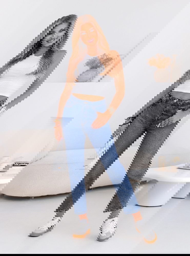 Biały prążkowany top na ramiączkach...