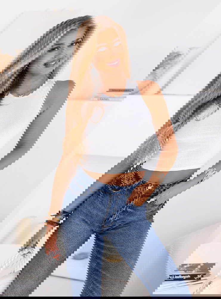 Biały prążkowany top na ramiączkach...