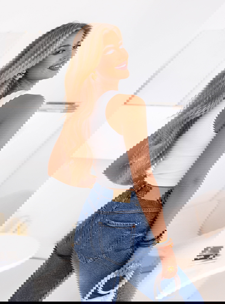 Biały prążkowany top na ramiączkach...