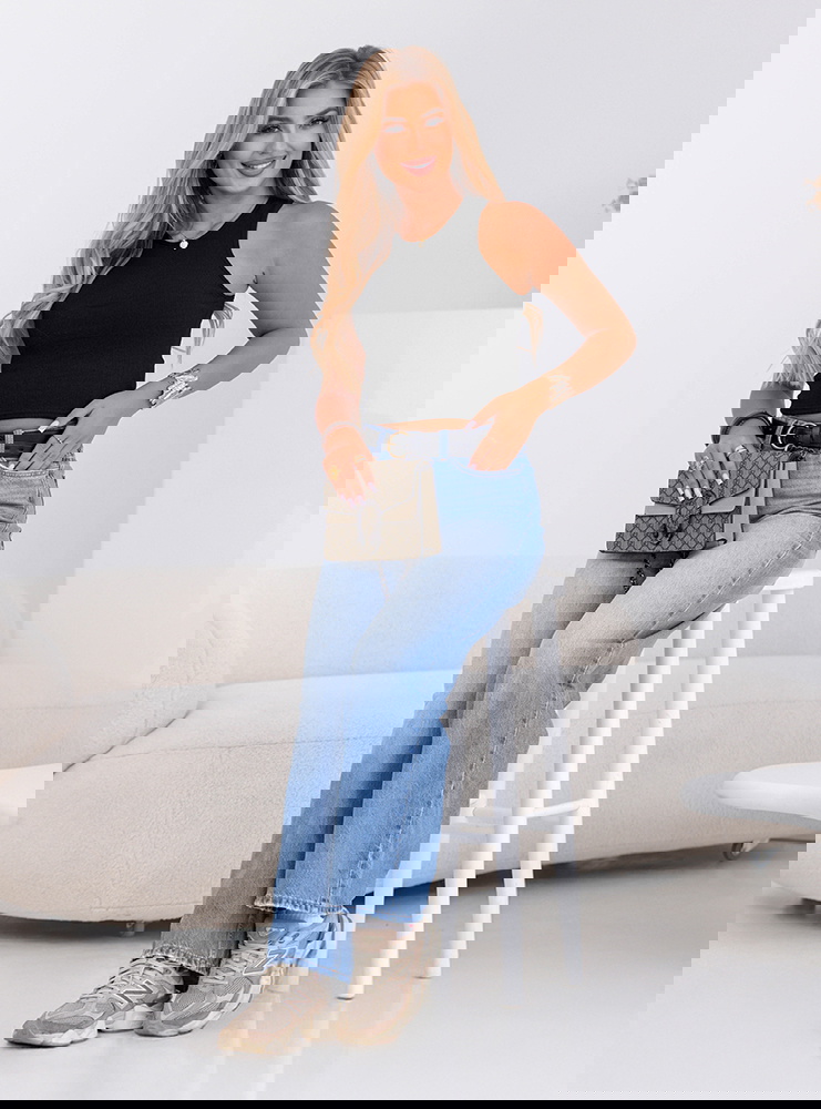 Czarny prążkowany top na ramiączkach...