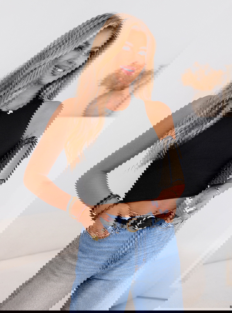 Czarny prążkowany top na ramiączkach...