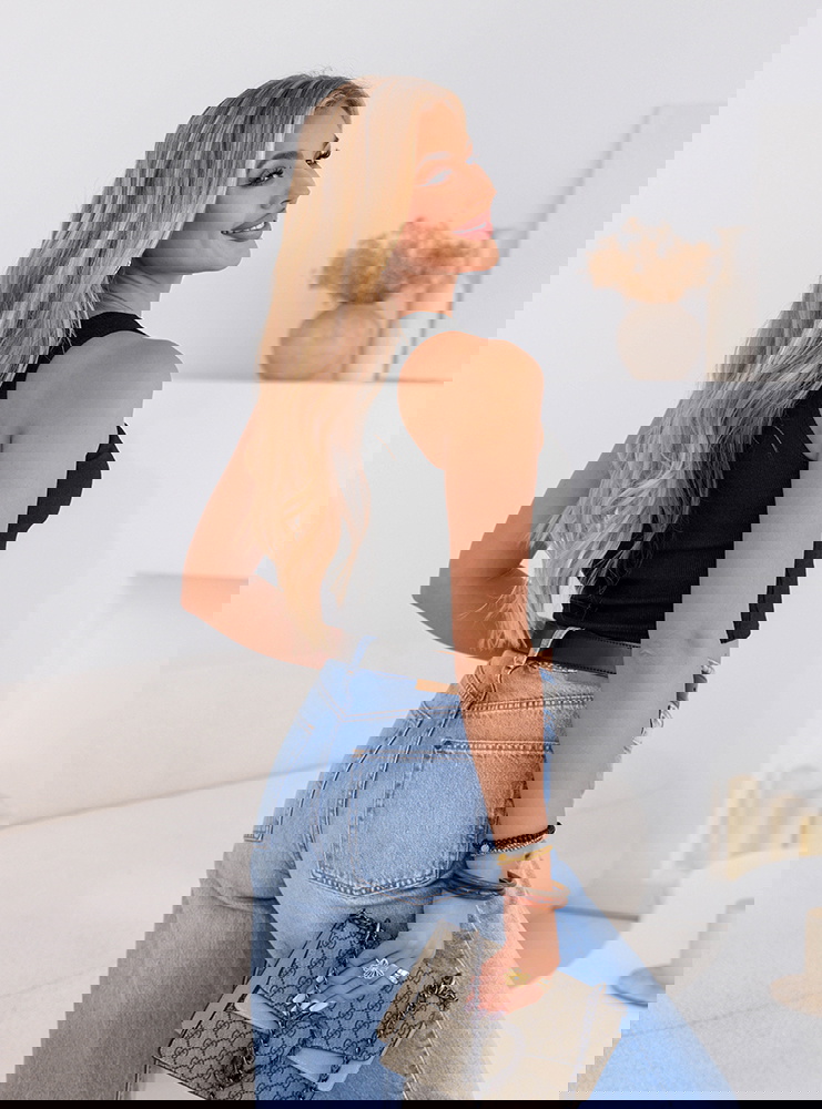 Czarny prążkowany top na ramiączkach...