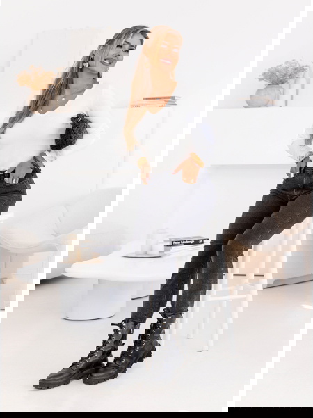 Biały dopasowany sweterek z... 2