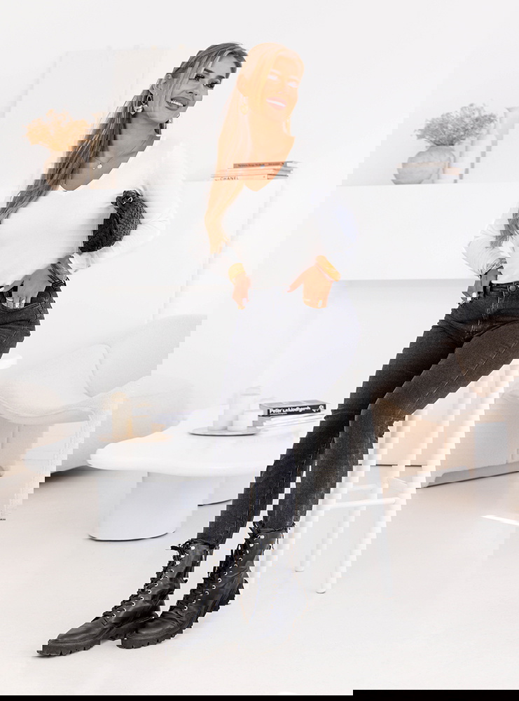 Biały dopasowany sweterek z dekoltem...