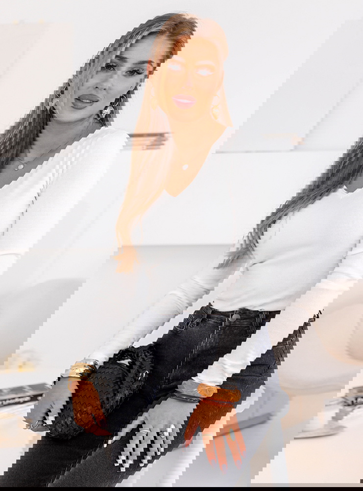 Biały dopasowany sweterek z dekoltem...