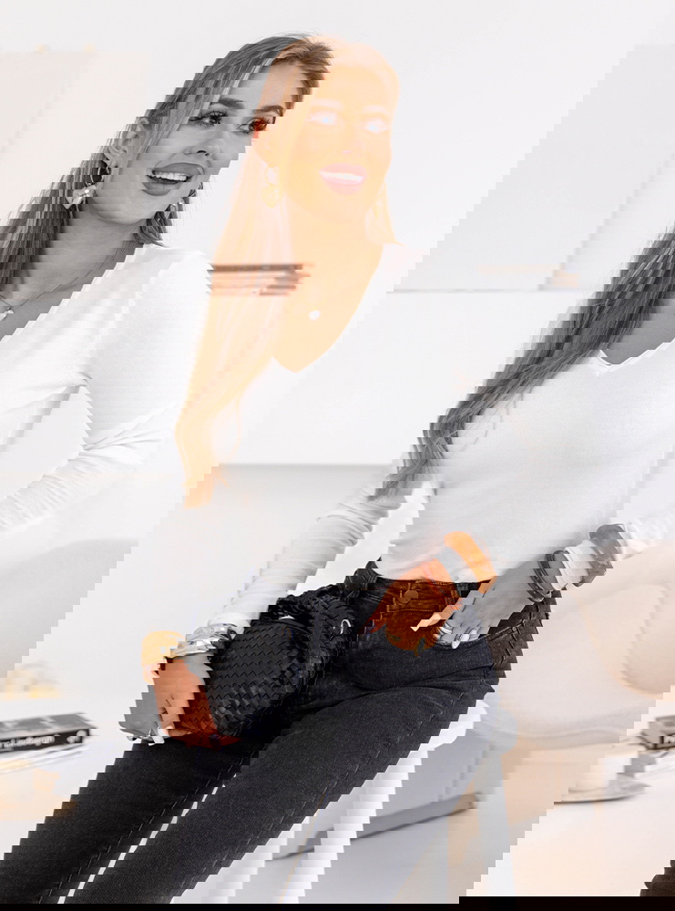 Biały dopasowany sweterek z dekoltem...