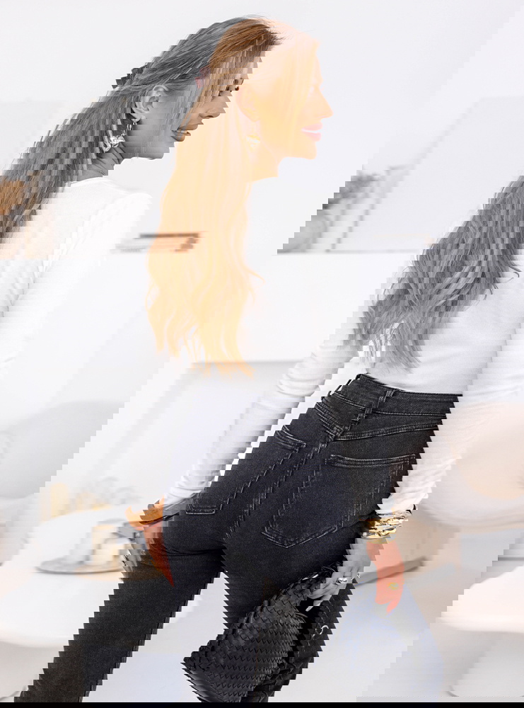 Biały dopasowany sweterek z dekoltem...