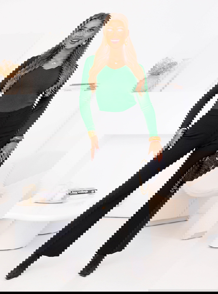 Dopasowany sweterek z dekoltem w...