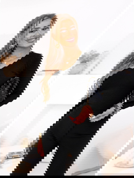 Czarny dopasowany sweterek...