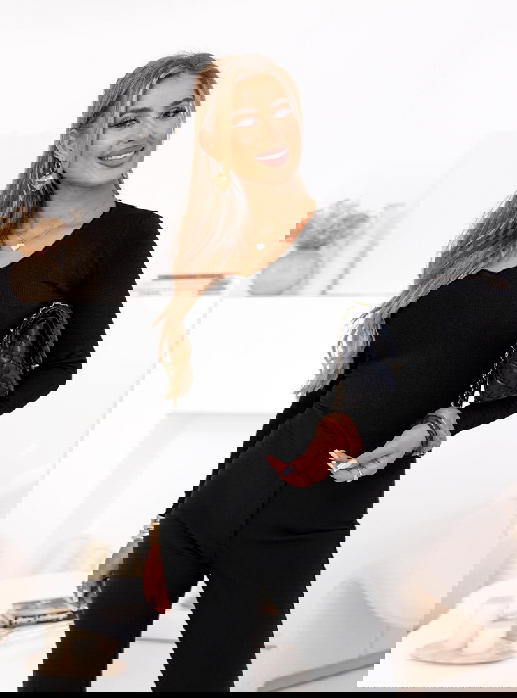 Czarny dopasowany sweterek z dekoltem...