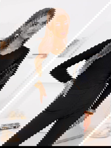 Czarny dopasowany sweterek... 2