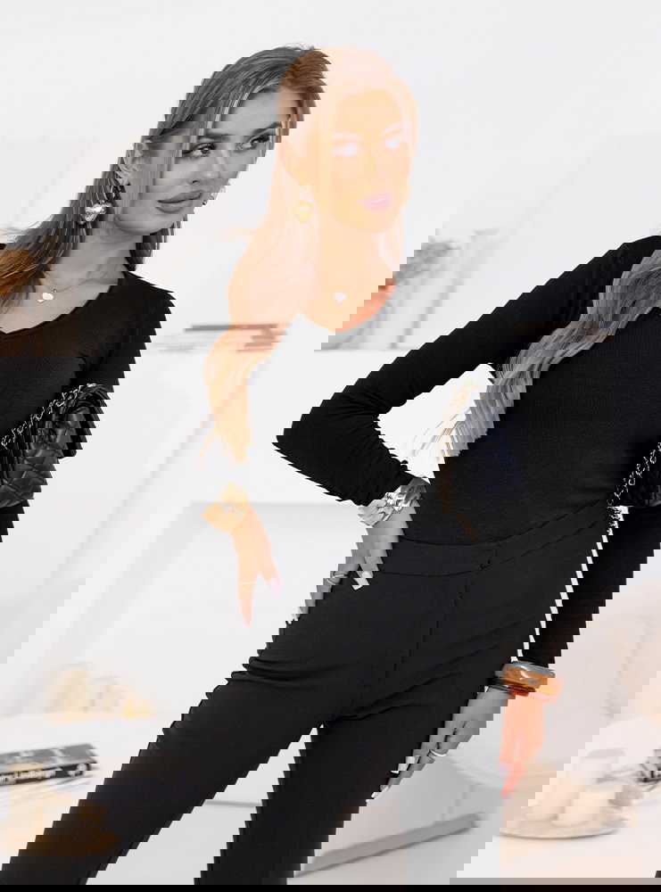 Czarny dopasowany sweterek z dekoltem...