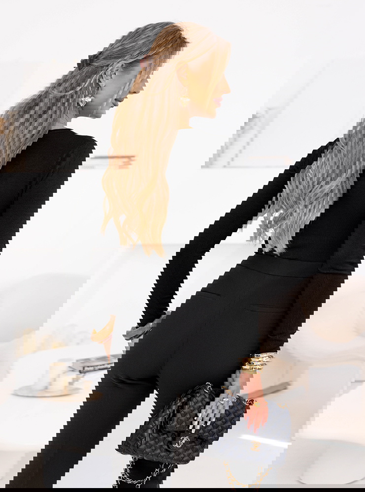 Czarny dopasowany sweterek z dekoltem...