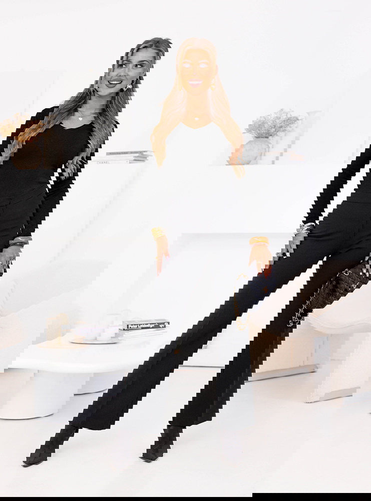 Czarny dopasowany sweterek z dekoltem...