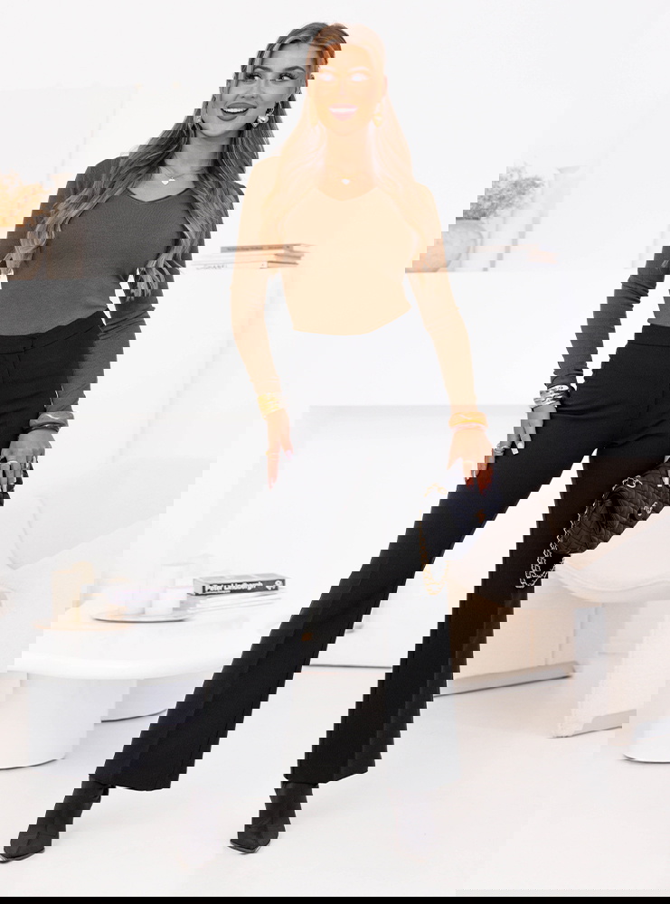 Dopasowany sweterek z dekoltem w...