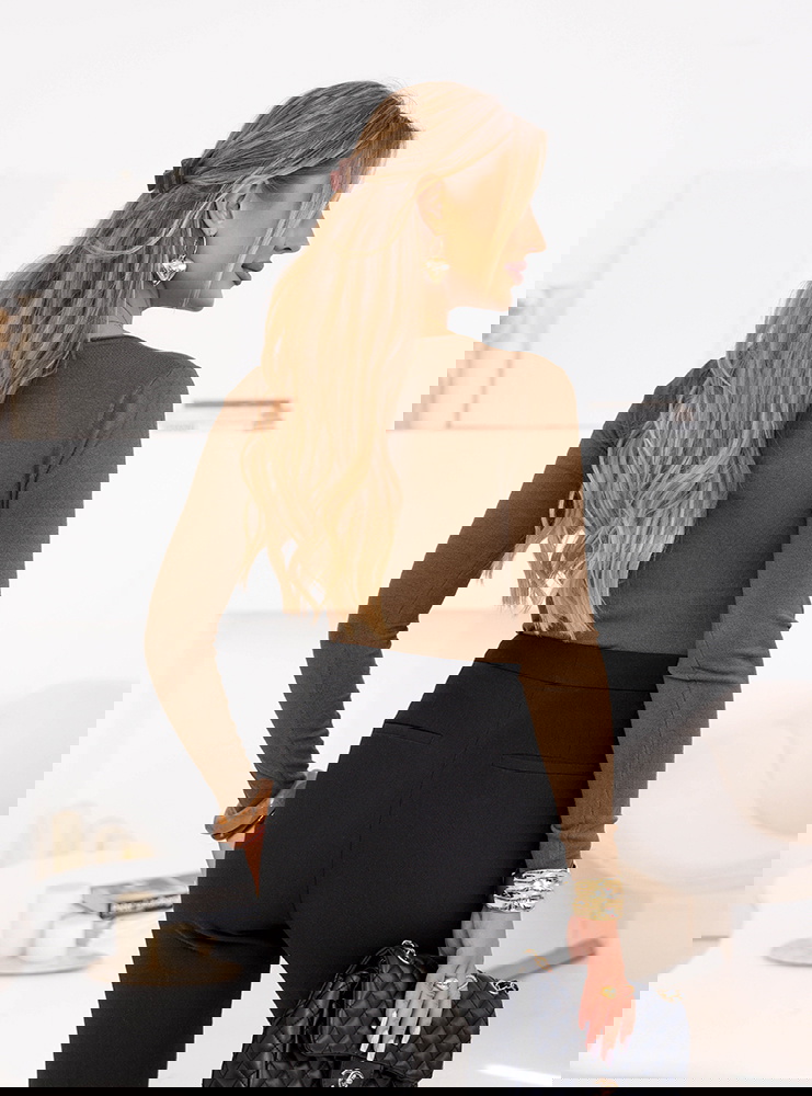 Dopasowany sweterek z dekoltem w...