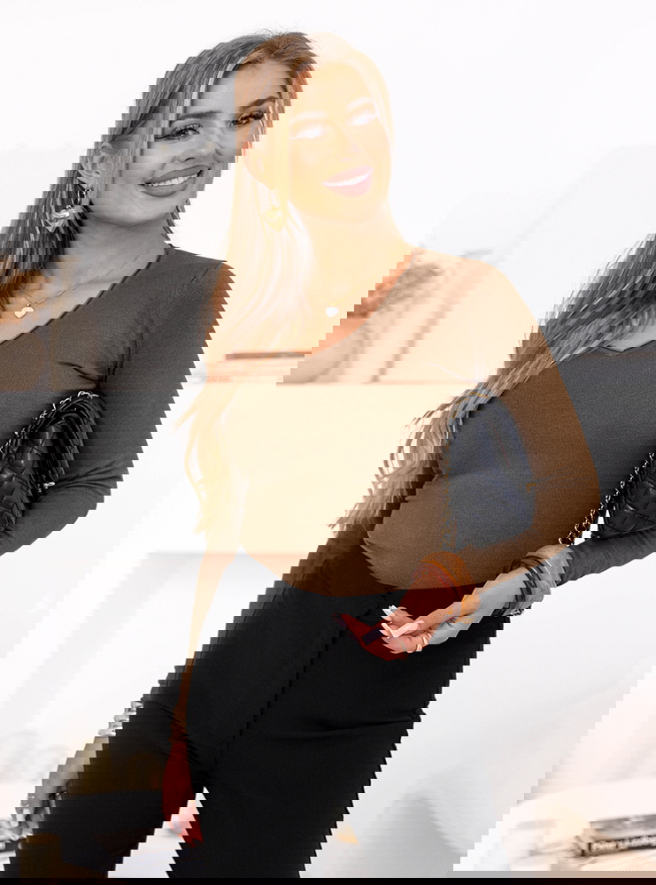 Dopasowany sweterek z dekoltem w...