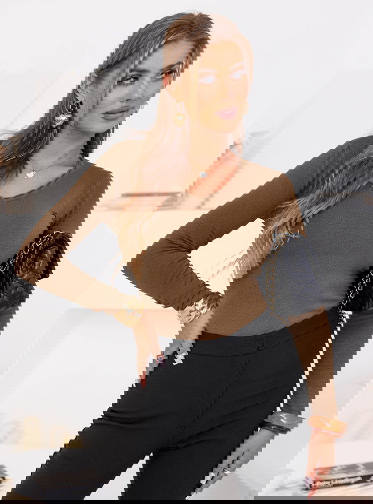 Dopasowany sweterek z dekoltem w...