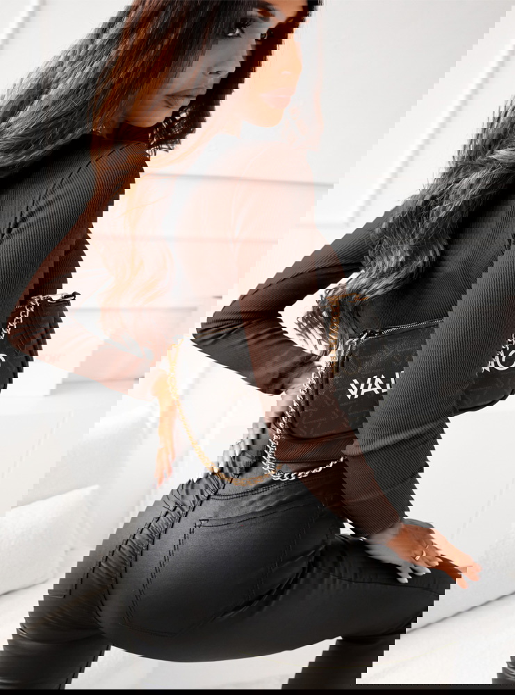 Czekoladowa prążkowana bluzka z...