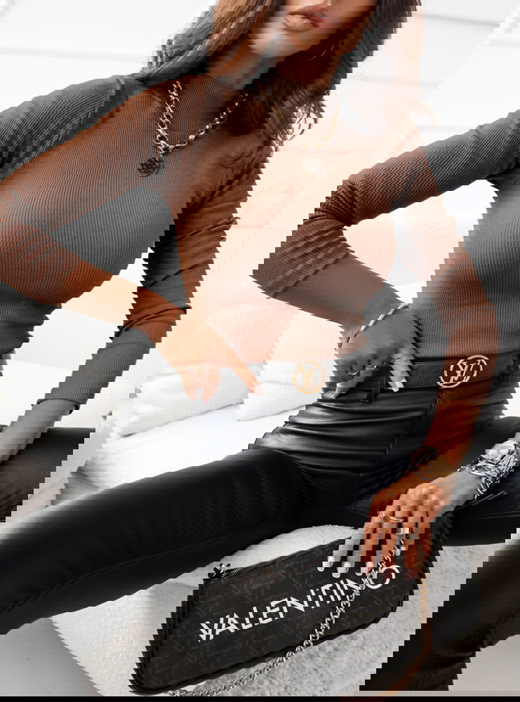 Prążkowana bluzka z półgolfem...