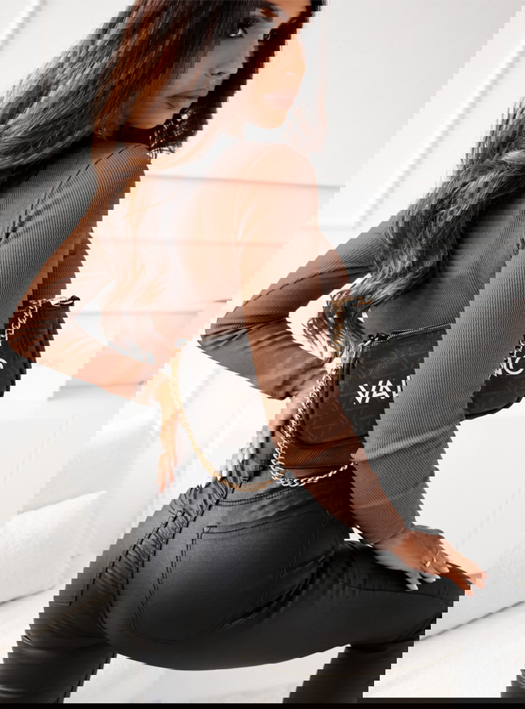 Prążkowana bluzka z półgolfem...