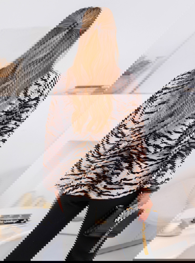 Wzorzysta koszula zapinana na guziki...