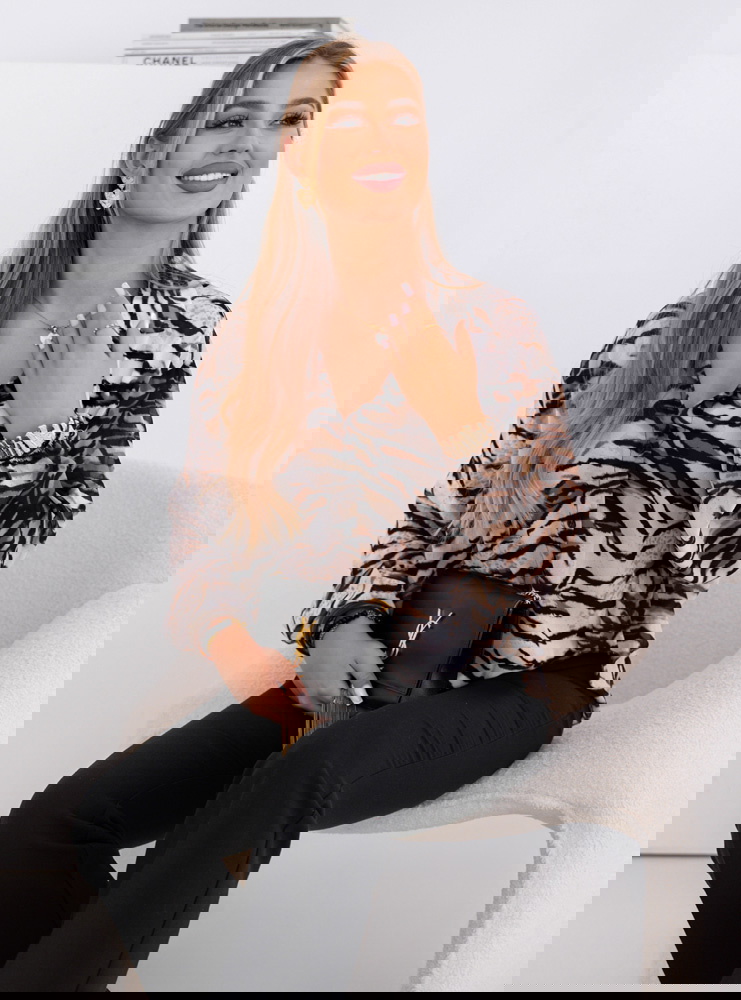 Wzorzysta koszula zapinana na guziki...