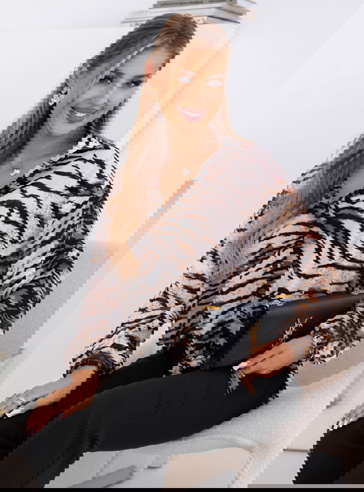 Wzorzysta koszula zapinana na guziki...